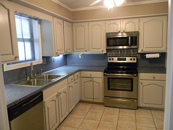 3rd image of 712 E Oak Ln