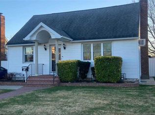 698 Windsor Rd, Uniondale, NY 11553