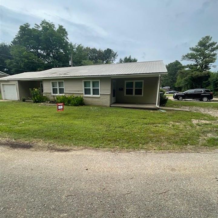 2nd image of 206 Pekin St