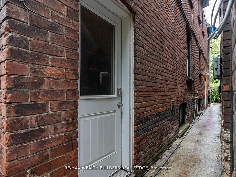 172 Indian Road Cres #LOWER — Photo 13