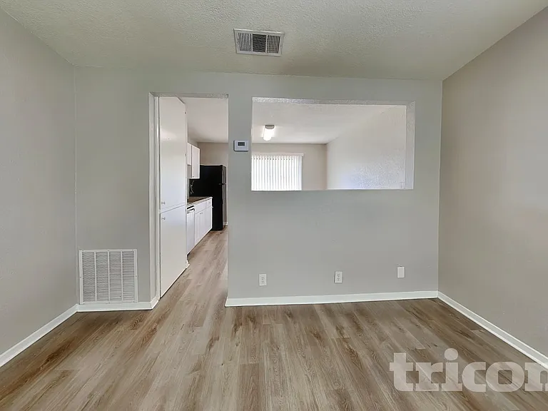 9506 Sugarloaf Dr — Photo 2