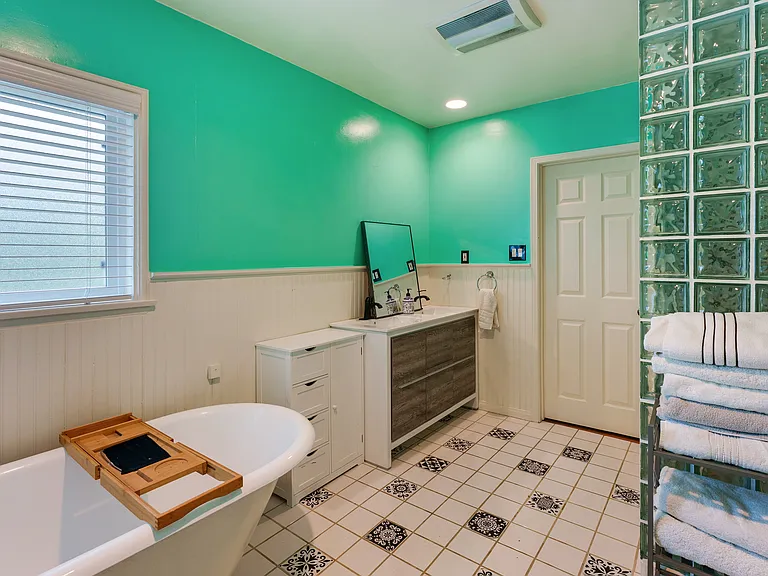 3740 Lankershim Blvd — Photo 10