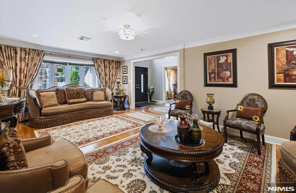 4 bed, 4.5 bath, 3160 sqft, $6,000 — Photo 2