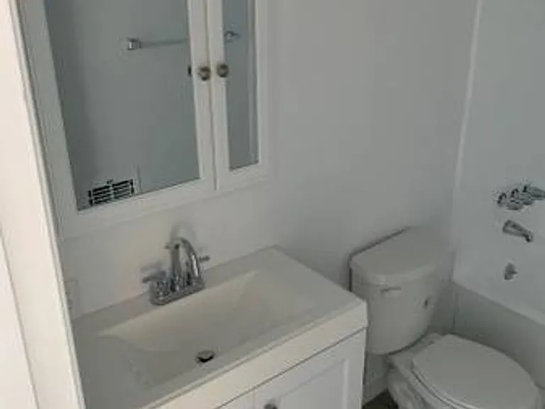 College Manor — Photo 16