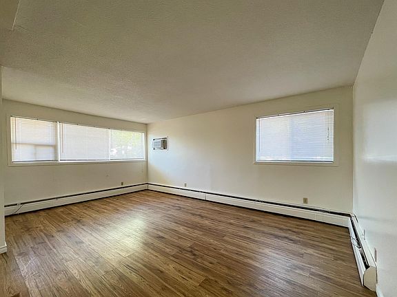3rd image of 133 Davidson Cres #3