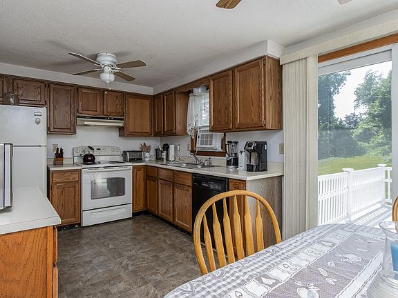 3rd image of 220 Sibley Terrace