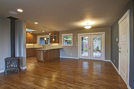 4th image of 709 Highland Dr