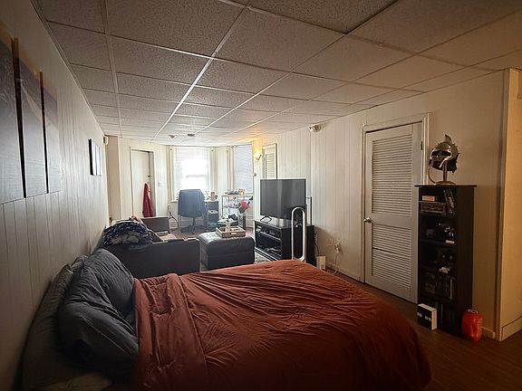 4th image of 290 Newbury St APT 1R
