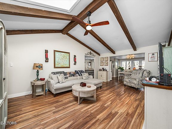 3rd image of 131 Lakeshire Dr