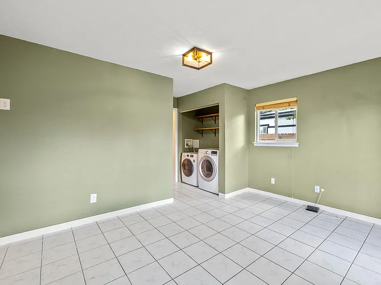 1085 King St — Photo 17
