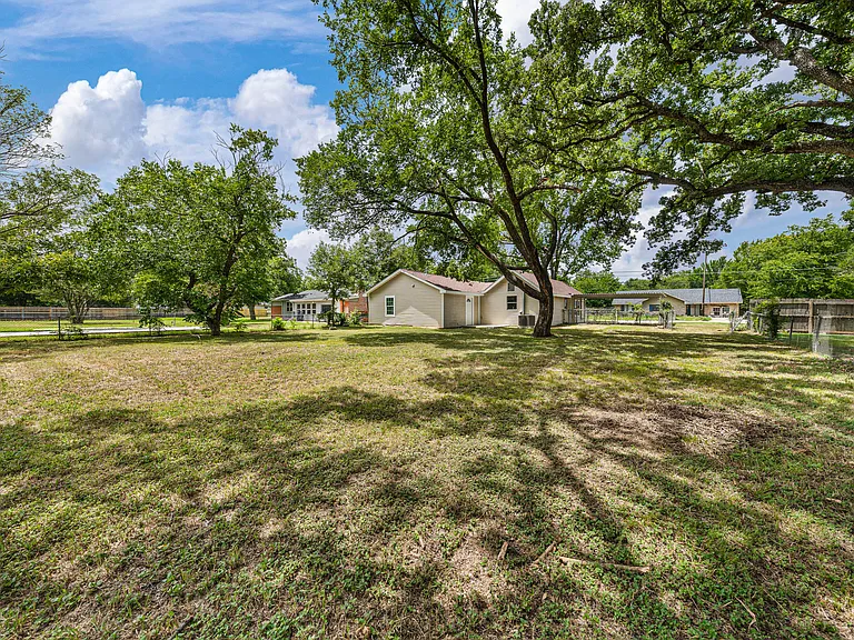 11700 N Oak St — Photo 50