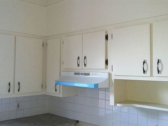 1431 E 2nd St 3A cabinets