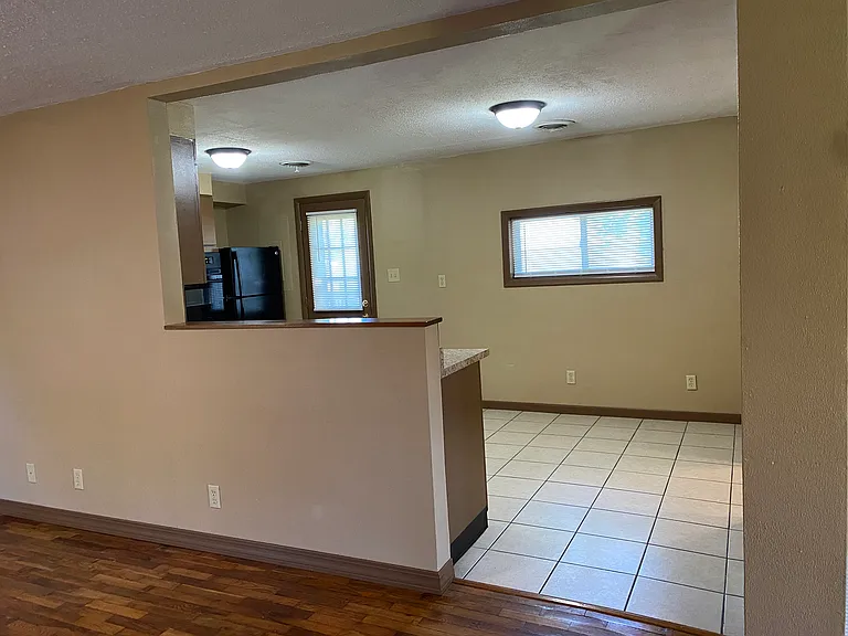 208 E Maiden Ln — Photo 6