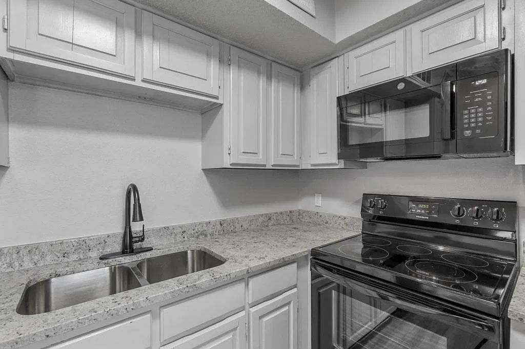 2300 Bamboo Dr — Photo 4