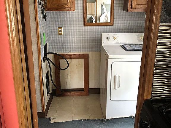 3rd image of 225 Lake Dr