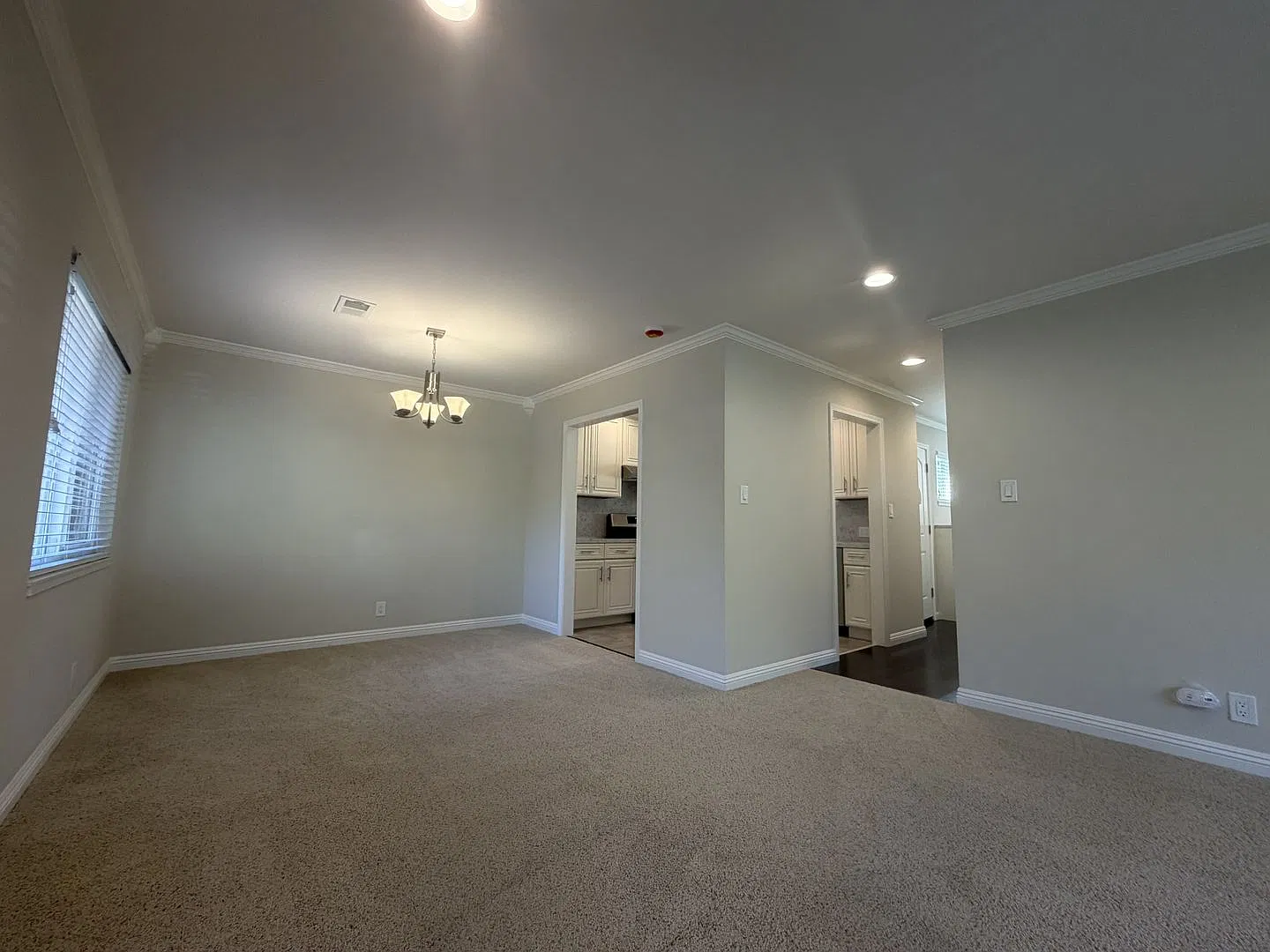 Updated Top Floor 2 Bedroom/1 Bathroom Apartment with in unit laundry — Photo 4