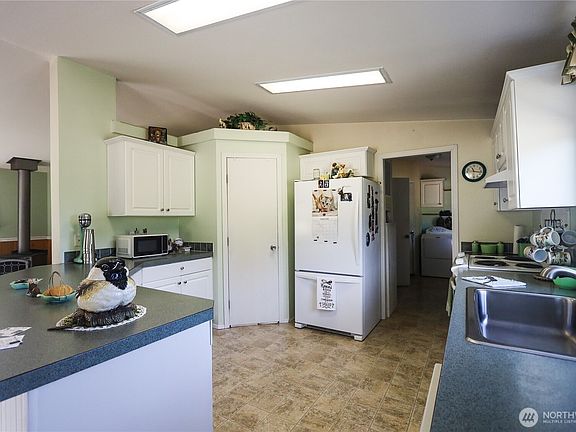 3rd image of 1041 W Beeville Loop Road