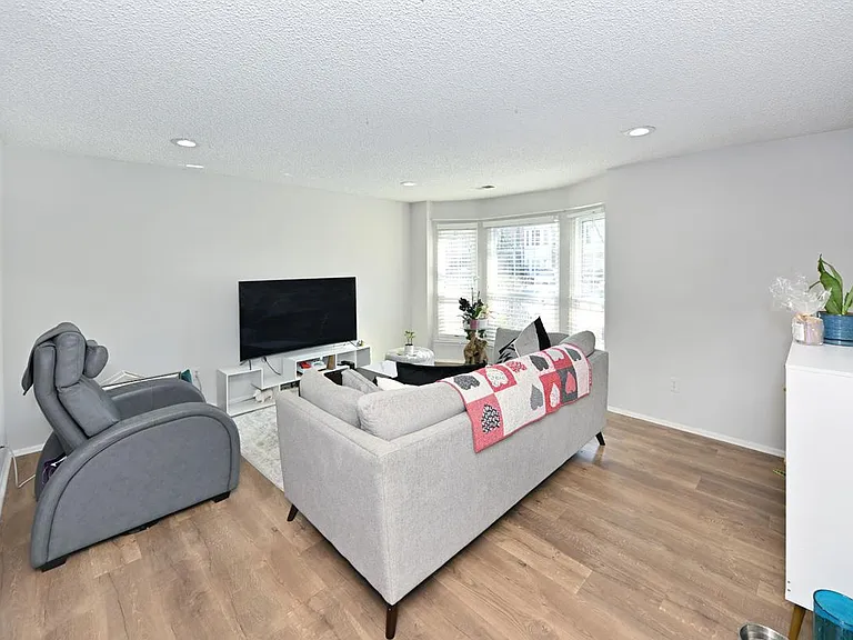 250 Larch Ln #250 — Photo 5