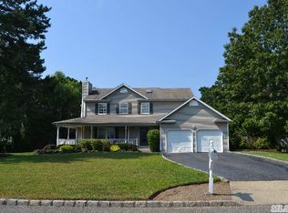 18 Thunder Rd, Miller Place, NY 11764