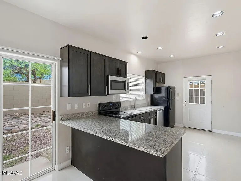 2862 N Tyndall Ave #2 — Photo 21