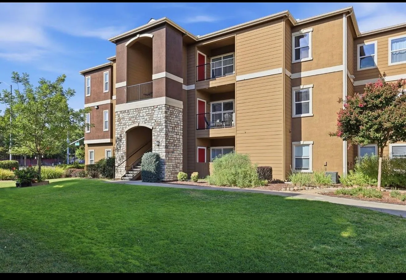 2 bed, 920 sqft, $2,075 — Photo 1