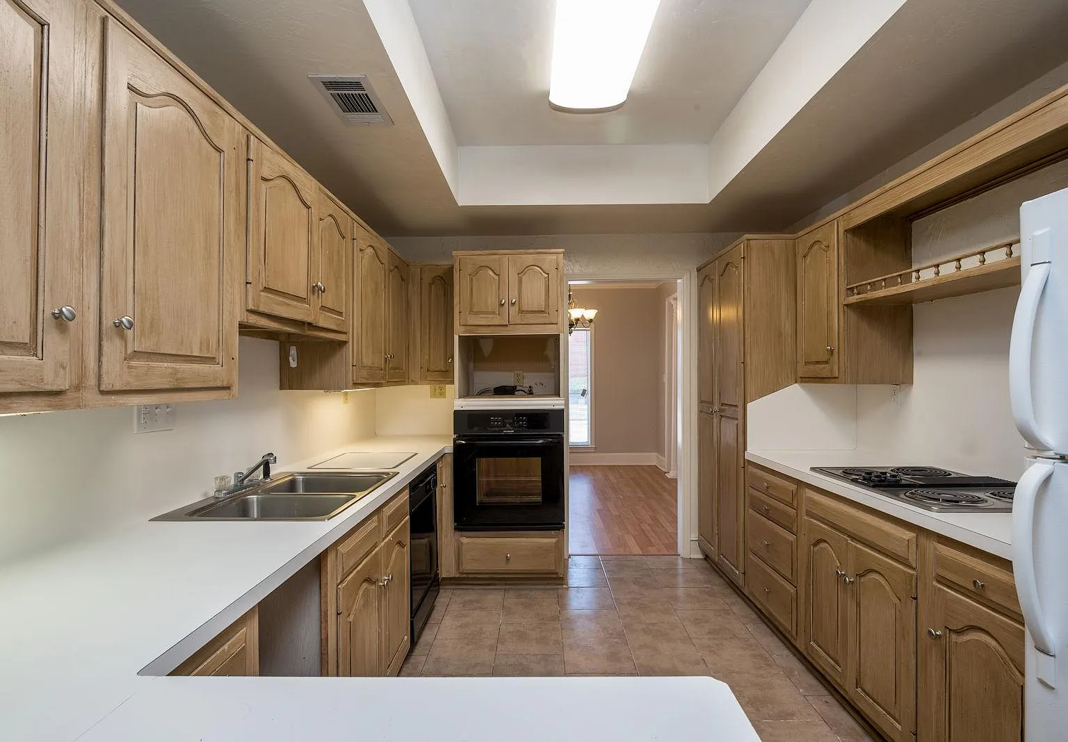3 bed, 2.5 bath, 2400 sqft, $1,700 — Photo 4
