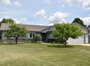 N24W22722 Meadowood Ln, Waukesha, WI 53186
