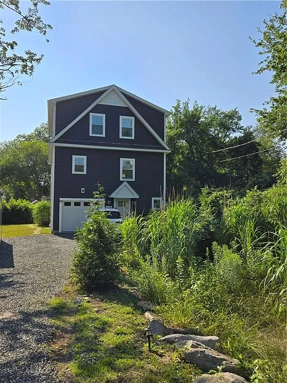 4 bed, 3.0 bath, 2204 sqft, $4,900 — Photo 1