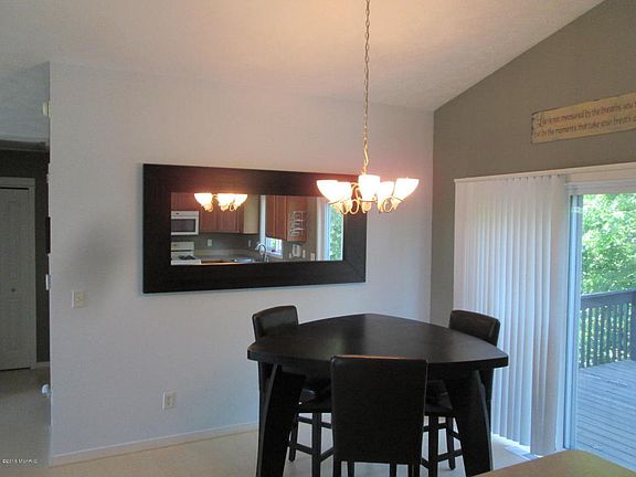 3rd image of 2513 Orchard View Dr NE