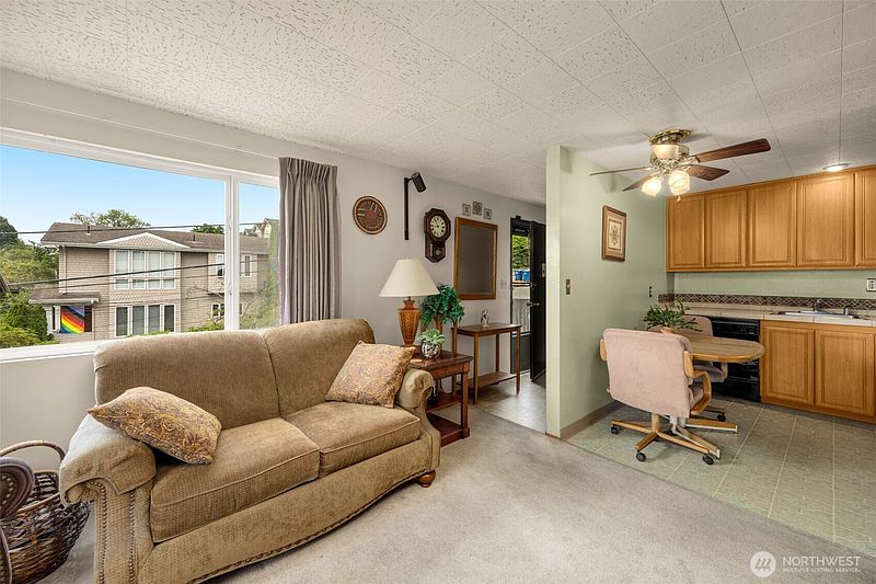 4th image of 205 26th Avenue E