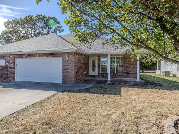 1325 Deadra Drive, Lebanon, MO 65536