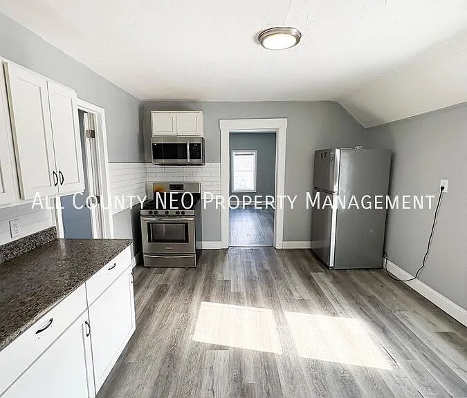 3320 W 56th St #UPPER — Photo 2