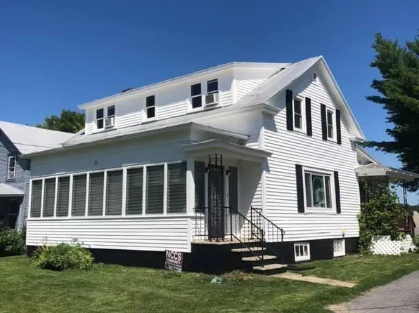 32 Pine St, Champlain, NY 12919