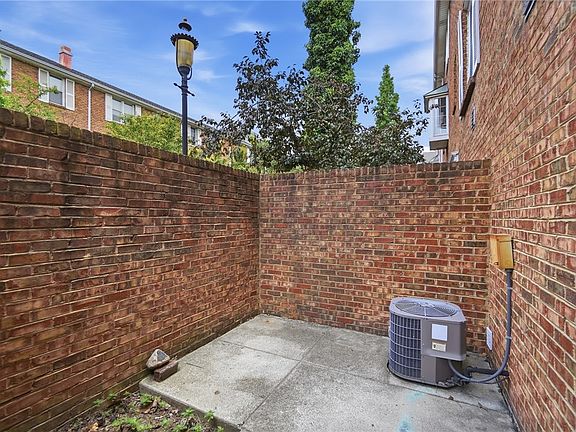4th image of 100 Cooper Pl W