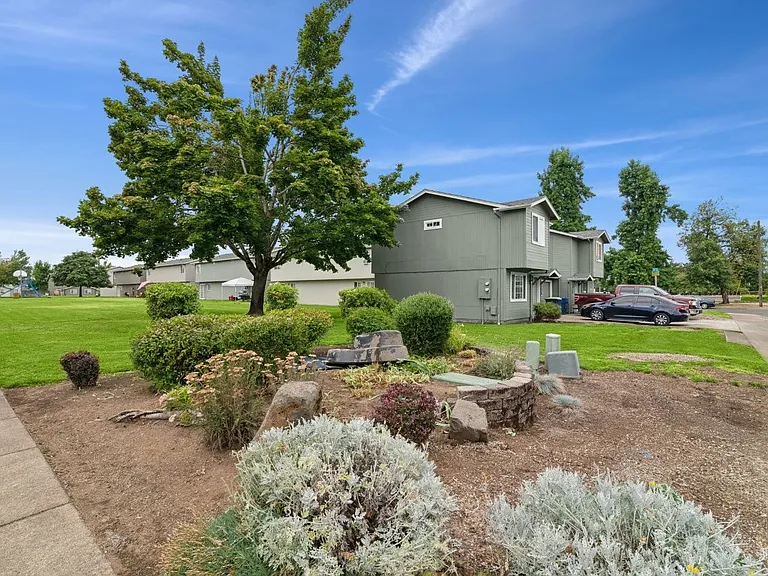 Evergreen Townhouses — Photo 13