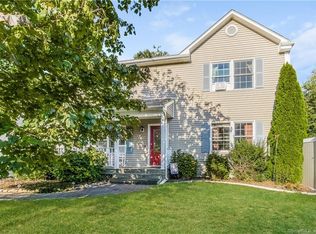 20 Clairmont Cir, Groton, CT 06355