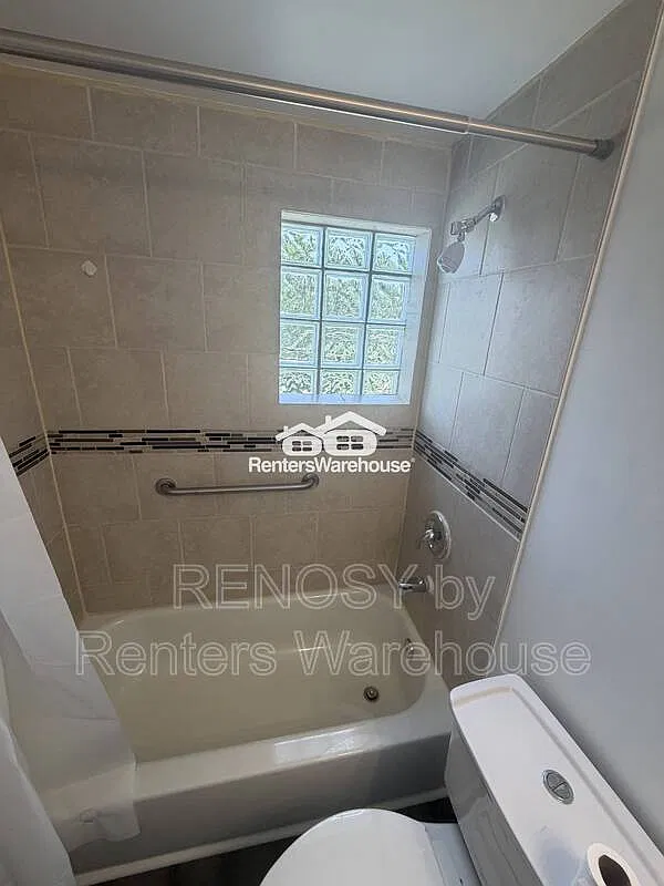 3 bed, 1.0 bath, 1600 sqft, $1,600 — Photo 1