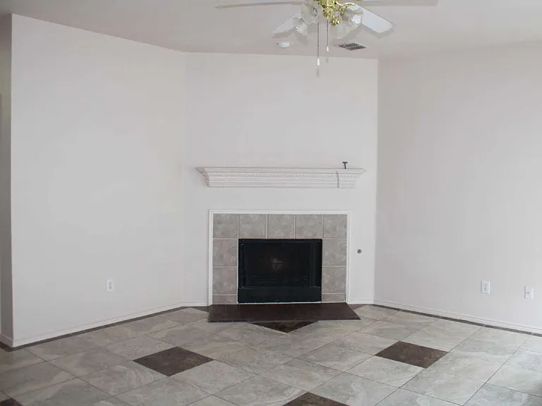 1608 Broadmoor Dr — Photo 4