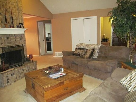 3rd image of 902 Torrance Dr