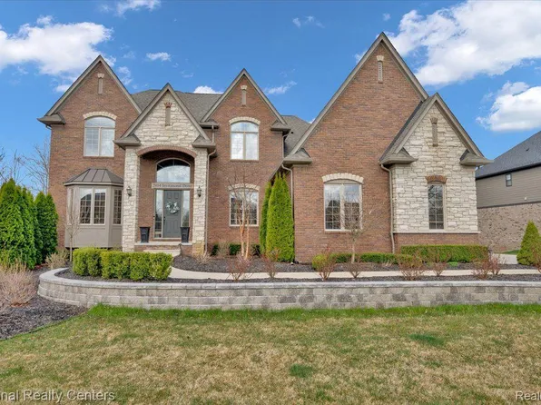 2804 Invitational Dr, Oakland, MI 48363