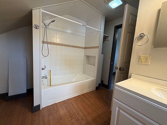 3rd image of 102 W Jefferson St