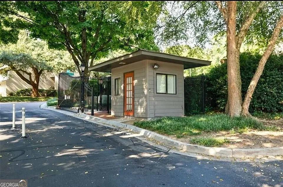 1 bed, 960 sqft, $1,950 — Photo 3