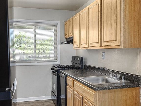 Kitchen (1BR with Den)