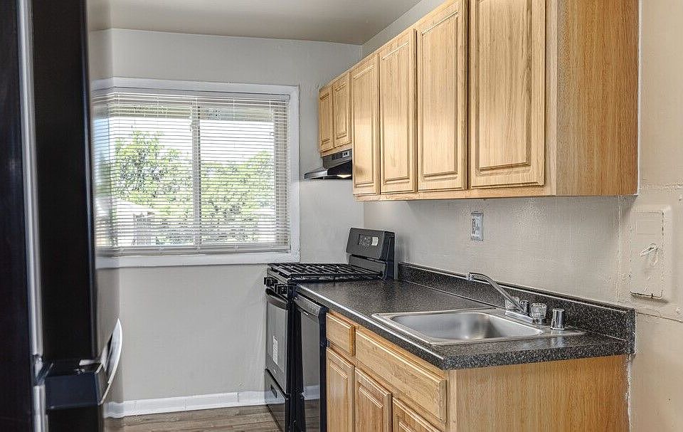 Kitchen (1BR with Den)