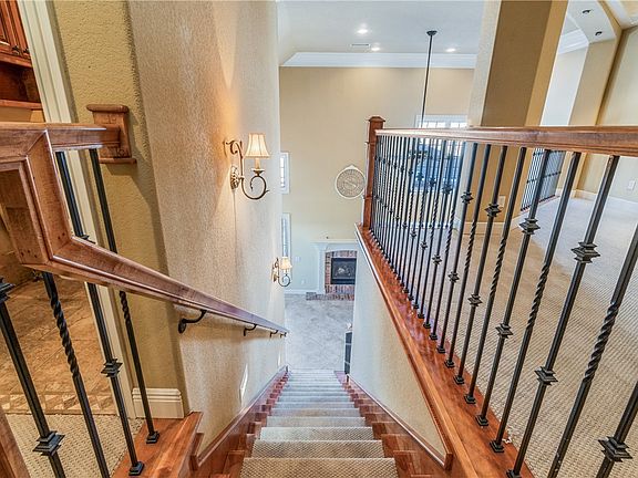 5th image of 707 SW Caprington St #1