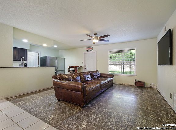 4th image of 2415 Greencrest Dr