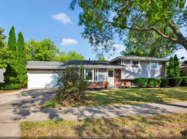 1030 Devonshire Dr, Oshkosh, WI 54902
