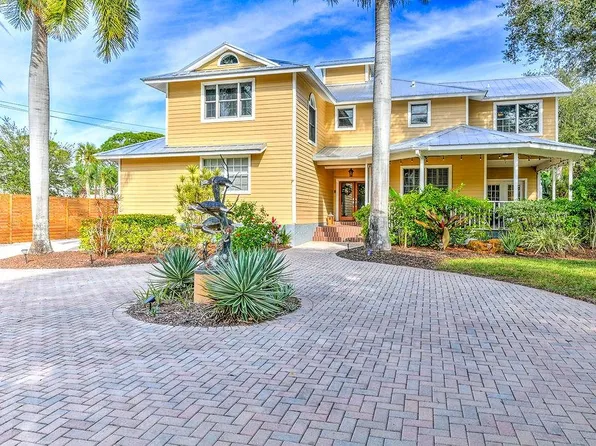8823 Fishermens Bay Dr, Sarasota, FL 34231