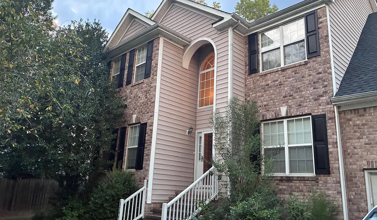 4 bed, 2.5 bath, 2496 sqft, $2,500 — Photo 2