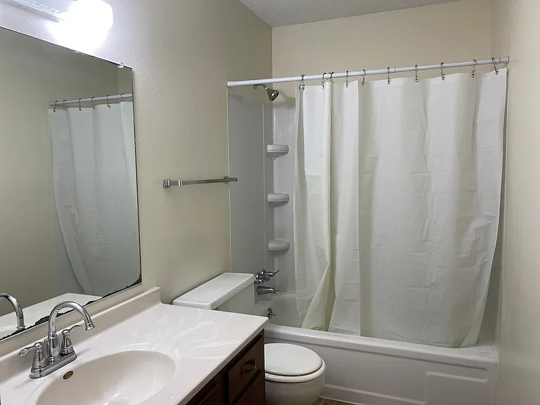 327 E 7th St #8 — Photo 3